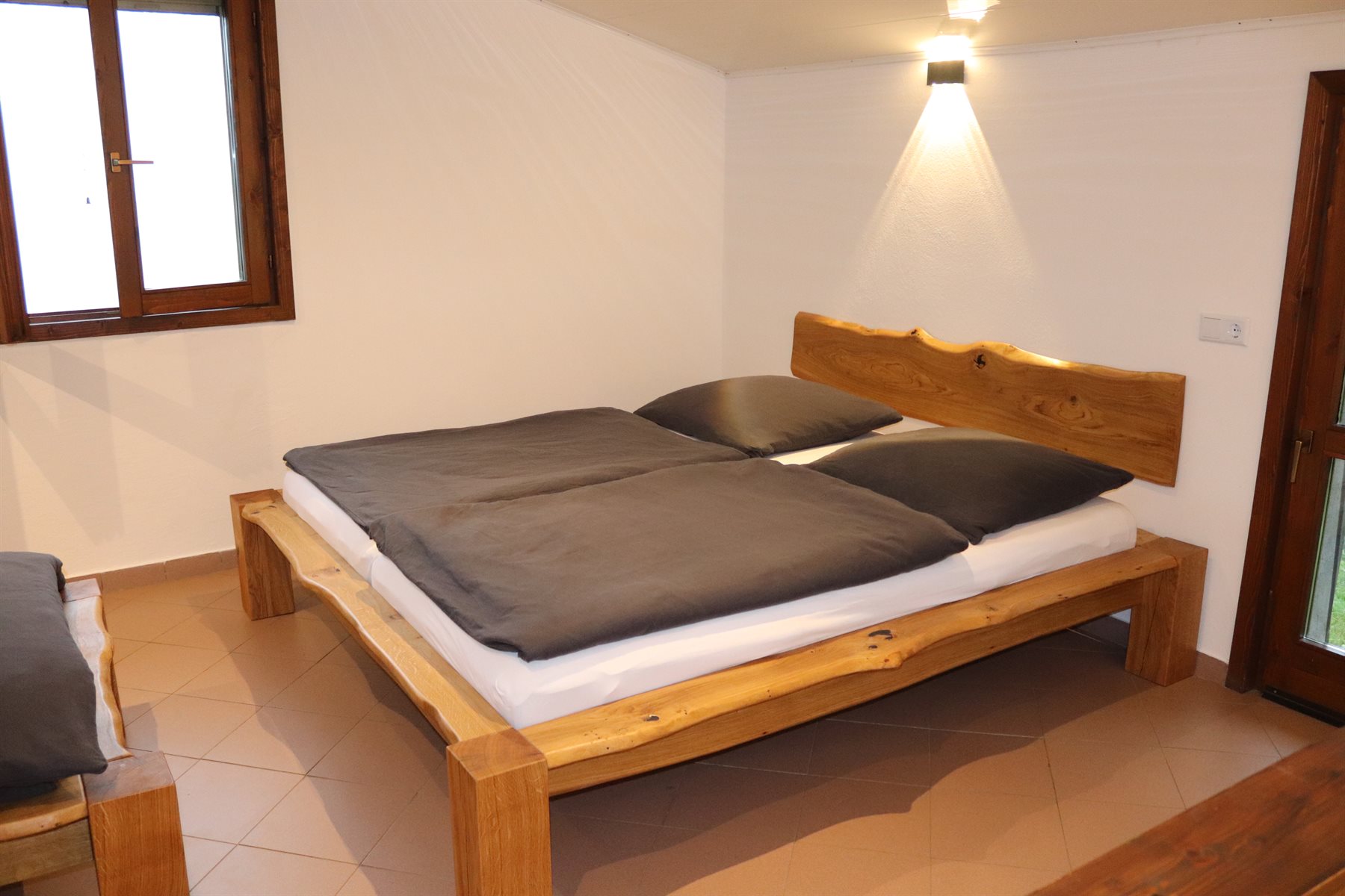 Schlafzimmer mit Doppelbett im Casa di Monti.