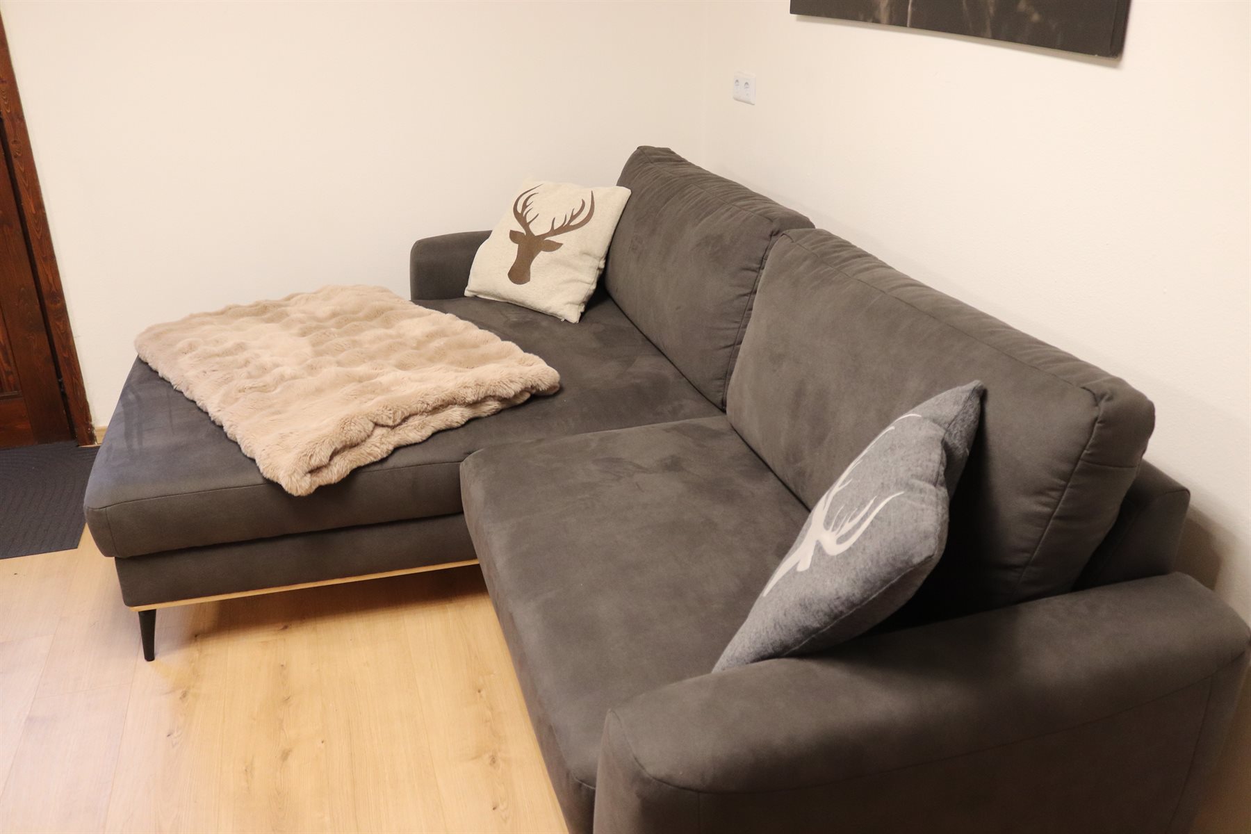 Detailaufnahme des Sofas im Wohnbereich.