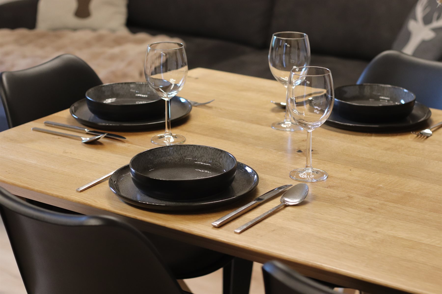 Gedeckter Tisch im Essbereich des Casa di Monti.