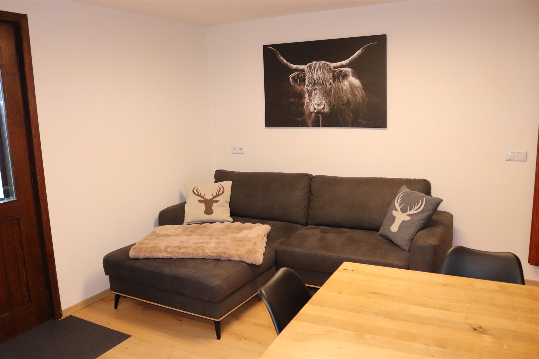 Gemütlicher Wohnbereich mit Sofa im Casa di Monti.